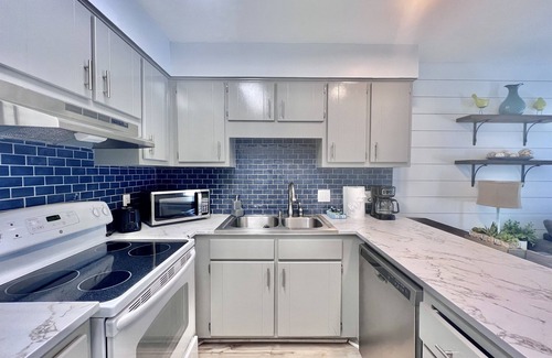 El Centro Beach House | Spacious Townhome with allocated parking spot, 3 min walk to the beach! Pool!
