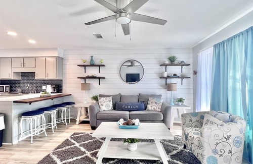 El Centro Beach House | Spacious Townhome with allocated parking spot, 3 min walk to the beach! Pool!