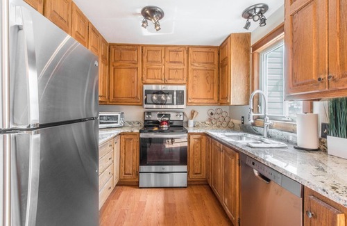 Ouray House | Spacious Townhome- Near Hot Springs Pool and Downtown Ouray- Pet Friendly!