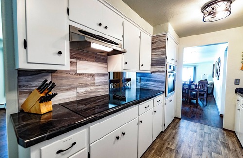 Ashwaubenon House | Spacious Townhouse - 1 mile from Lambeau