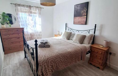 Thame Apartment | Spacious two bedroom apartment with one parking space