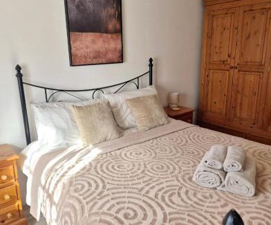 Thame Apartment | Spacious two bedroom apartment with one parking space