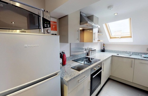 Harrogate City Centre Apartment | Spacious Two-Bedroom Apartment Near Town - Full Kitchen & WiFi Included