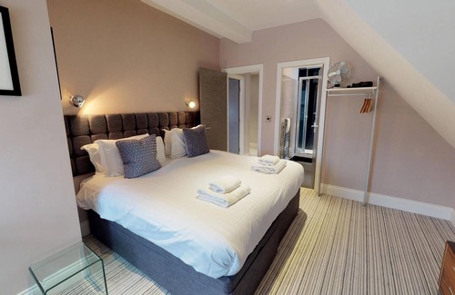 Harrogate City Centre Apartment | Spacious Two-Bedroom Apartment Near Town - Full Kitchen & WiFi Included