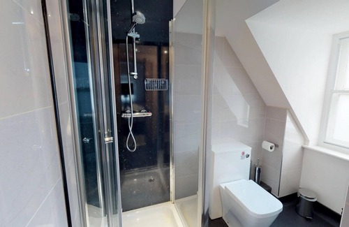 Harrogate City Centre Apartment | Spacious Two-Bedroom Apartment Near Town - Full Kitchen & WiFi Included