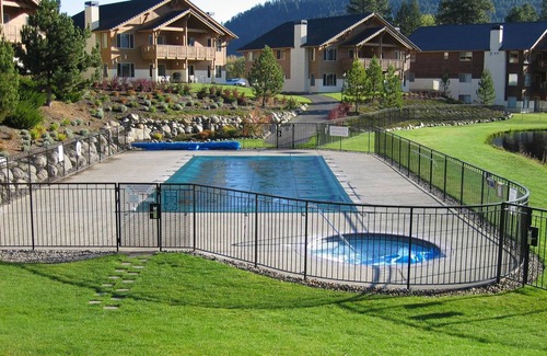 Downtown Leavenworth Condo | Spacious Updated Condo 10 Min. Walk to Town; Views, Seasonal Pool,Yr Rd Hot Tub