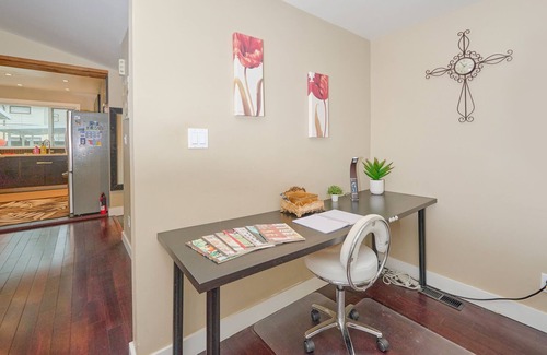West Point Grey House | Spacious Urban Home - 5 minutes from Beautiful Forest Trails