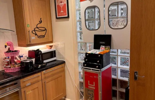 London City Centre Apartment | Spacious urban jungle in the centre of the west end with WIFI! Sleeps up to 7