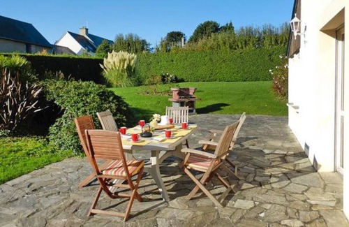 Le Minihic-sur-Rance Villa | Spacious villa sleeps 15 5 minutes from the beach 5 bedrooms 3 bathrooms