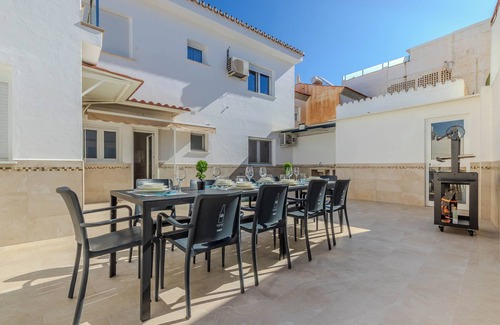 Churriana Ski Chalet | Spacious villa 5 min from the airport. Ideal for families and large groups