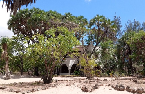 Malindi Villa | Spacious Villa on Malindi Beach with pool and restaurant next to Golf course