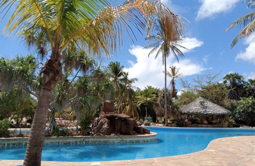 Malindi Villa | Spacious Villa on Malindi Beach with pool and restaurant next to Golf course