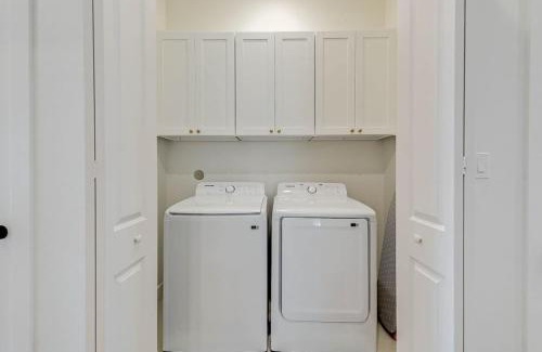 Galveston House | Spacious Villa Walk to Beach