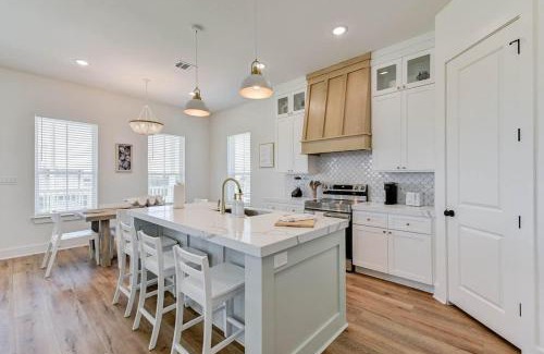 Galveston House | Spacious Villa Walk to Beach