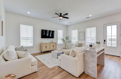 Galveston House | Spacious Villa Walk to Beach