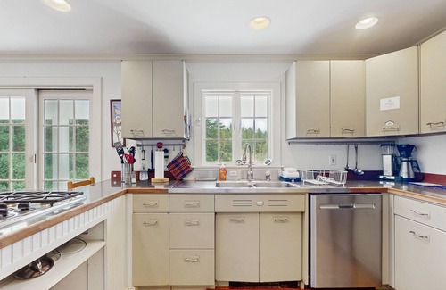 Manchester House | Spacious village house, dog-friendly, patio, fireplace, a/c, air hockey, w/d