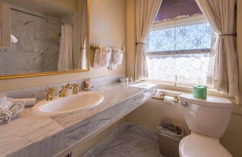 Santa Rosa Hotel | Spacious Vintage Room Ideal for Relaxing and Exploring Santa Rosa’s Wine Country