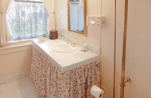 Santa Rosa Hotel | Spacious Vintage Room Ideal for Relaxing and Exploring Santa Rosa’s Wine Country