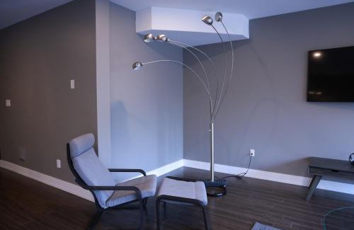 Bedford Apartment | Spacious Walkout Garden-Level Luxe Kitchen