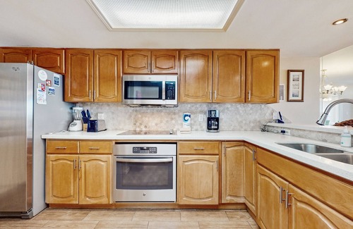 South Padre Island Condo | Spacious, waterfront condo with on-site pool, hot tub, & tennis