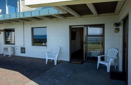 Bell Block Apartment | Spacious Waterfront Apartment New Plymouth