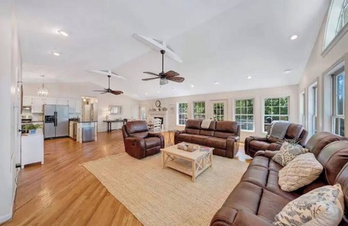 Moneta House | Spacious Waterfront House for the Perfect Getaway