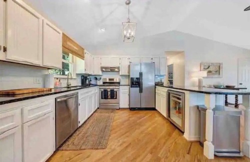 Moneta House | Spacious Waterfront House for the Perfect Getaway