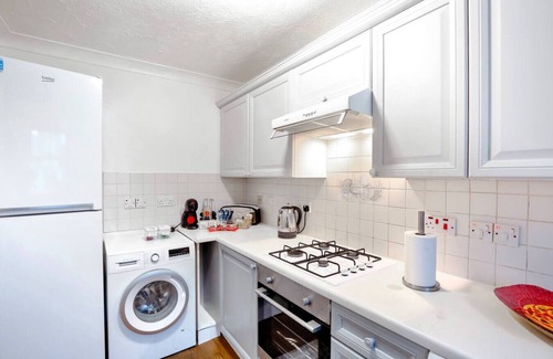 Lavender Fields House | Spacious Wimbledon House | Lovely Garden + Parking