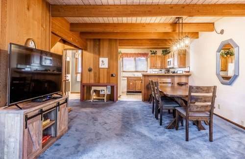 Mammoth Lakes House | Spacious Winterset 26 2 Bedrm Plus Loft 3 Full Bathrm Townhome Sleeps 8 Steps to Free Town Shuttle