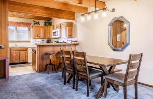 Mammoth Lakes House | Spacious Winterset 26 2 Bedrm Plus Loft 3 Full Bathrm Townhome Sleeps 8 Steps to Free Town Shuttle