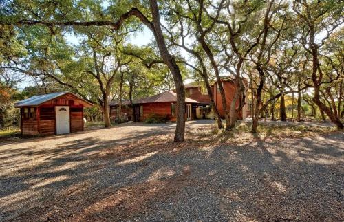 Driftwood House | Spacious Yet Private Vacation Rental with Pool and Games Room For the Ultimate Family Getaway in Nature, Driftwood Texas
