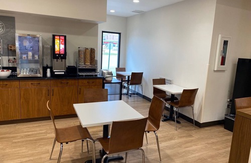 Abingdon Hotel | Spark by Hilton Abingdon I-81 near Fairgrounds