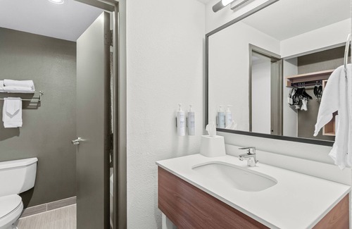 Des Plaines Hotel | Spark by Hilton Des Plaines Chicago O'Hare