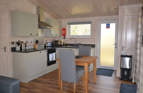 Henton Apartment | Sparrowhawk Luxury Lodge with Sauna and Hot Tub