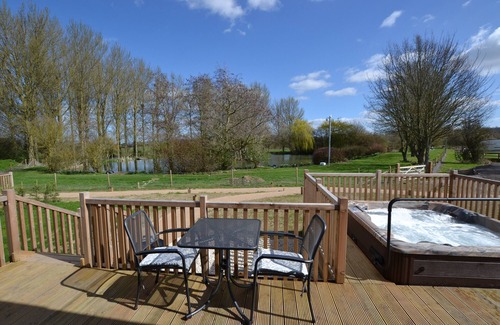 Henton Apartment | Sparrowhawk Luxury Lodge with Sauna and Hot Tub