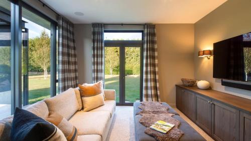 Speargrass Flat House | Speargrass Lodge- Pool- Fireplace- Hot Tub- BBQ