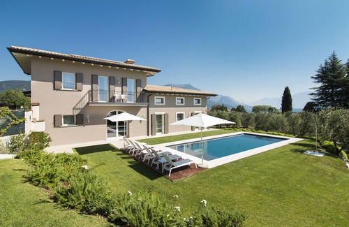 San Felice del Benaco Villa | Special offer for couples or families of 4 @ Villa Il Giardino del Codirosso