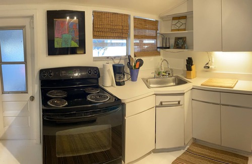 Coconut Grove Cottage | 🐕🦺❤️SPECIAL PROMO Romantic Beautiful Cottage in idyllic GROVE neighborhood