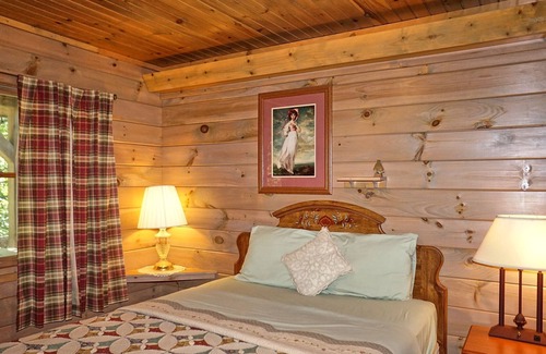 Cherokee Cabin | SPECIAL *Sept. 13th- Oct. 4th 20% off* This cabin is perfect for you!