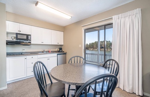 Rockwell Apartment | Spectactular Lakefront views from The Hamilton!