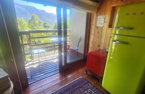 Constantia Cabin | Spectacular 2-bedroom cabin in da woods looking onto Table Mountain in Cape Town