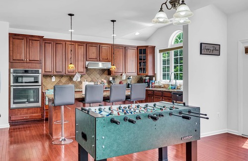 Aldie House | Spectacular 6-bedroom Spacious house with Theatre, Game Room, fitness