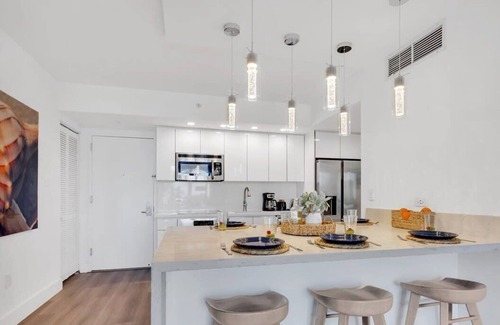 Hallandale Beach Apartment | Spectacular Apt w/Private Balcony + Pool