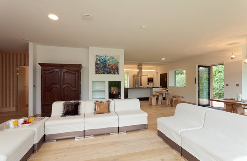 Ea Cottage | Spectacular designer house, with heated pool, 8 minutes from the beach.