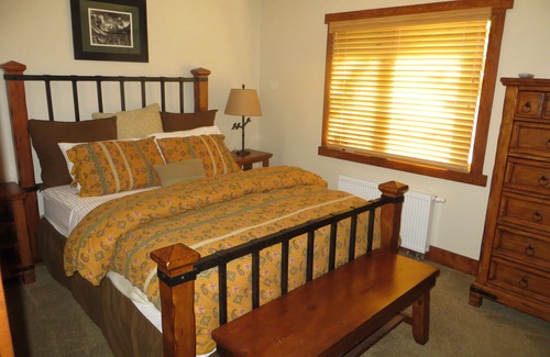 Mammoth Lakes House | Spectacular Location On The Meadow~Remodeled And Private Town Home Has It All!