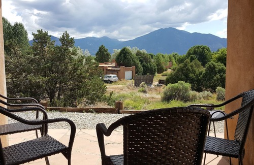 El Prado House | Spectacular views of the Taos Mountains