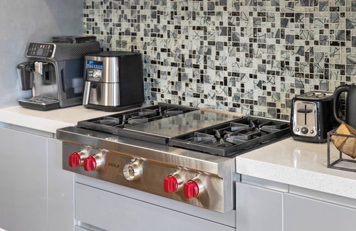 Southwest Calgary House | *Spectacularly Spacious* 6-Person Sauna |Rocket-ship|Game-Room|Hammock