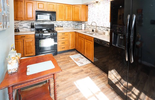 Speedway House | Speedway Pit Stop Bungalow in the heart of Speedway. Walk to IMS, & Restaurants