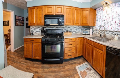 Speedway House | Speedway Pit Stop Bungalow in the heart of Speedway. Walk to IMS, & Restaurants