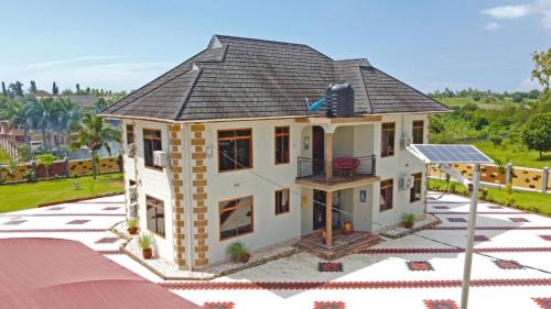 Kunduchi Villa | Spencer Villa Sleeps 10 with Pool